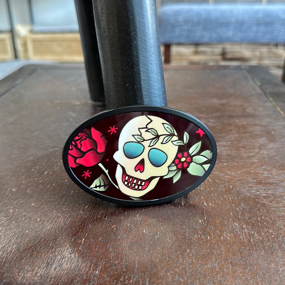 Flash art-style belt buckle.